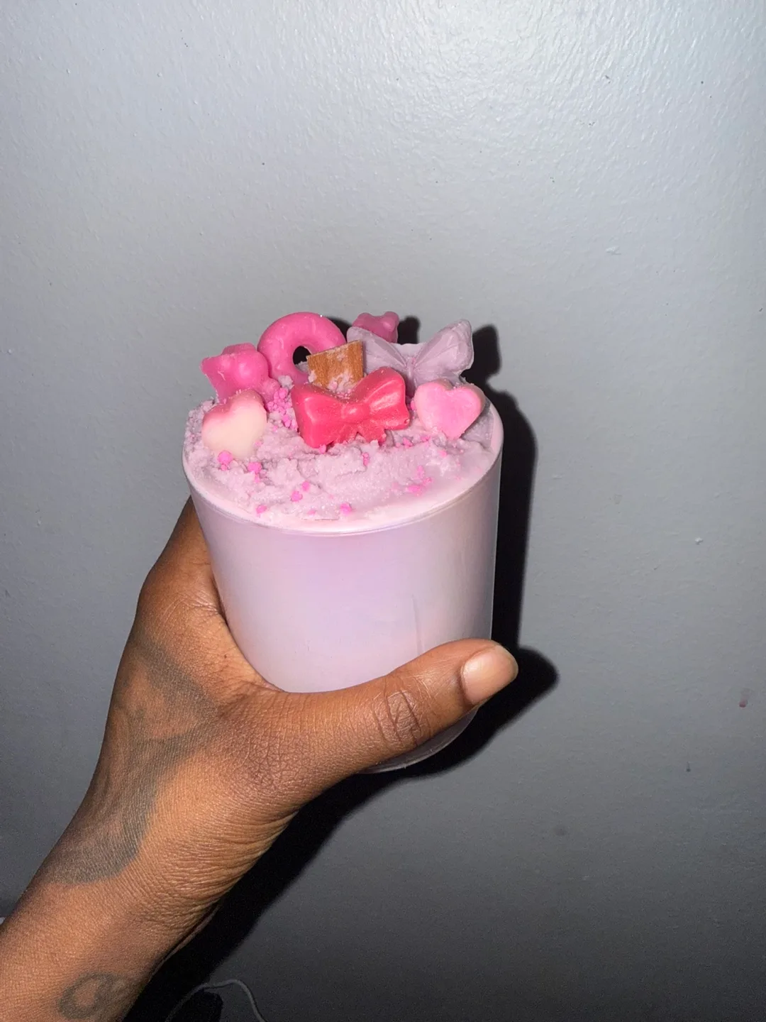 Adorable Pink Scented Candle with Gummies image indicator(2)