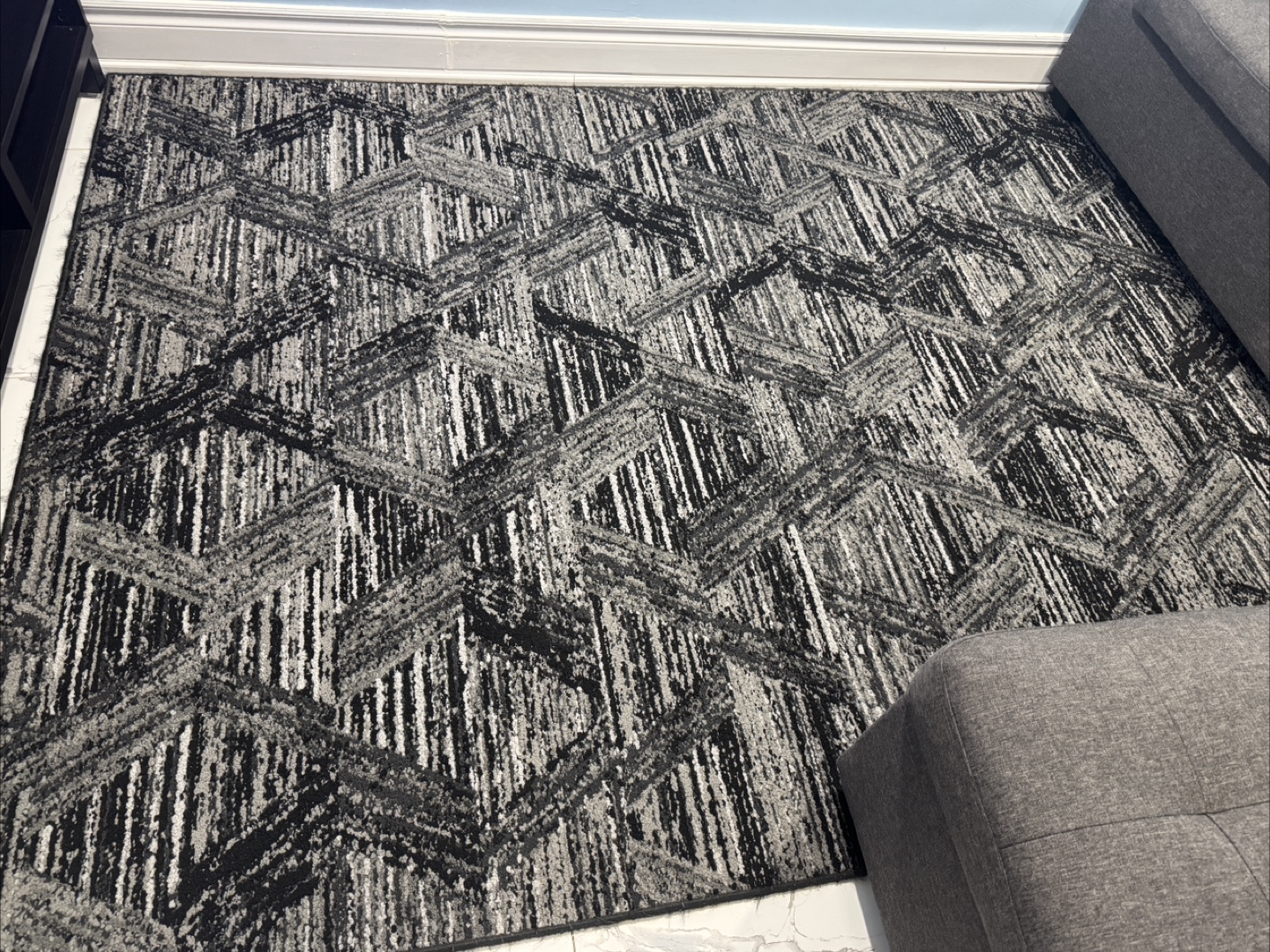 Modern Geometric Area Rug - Black and Grey