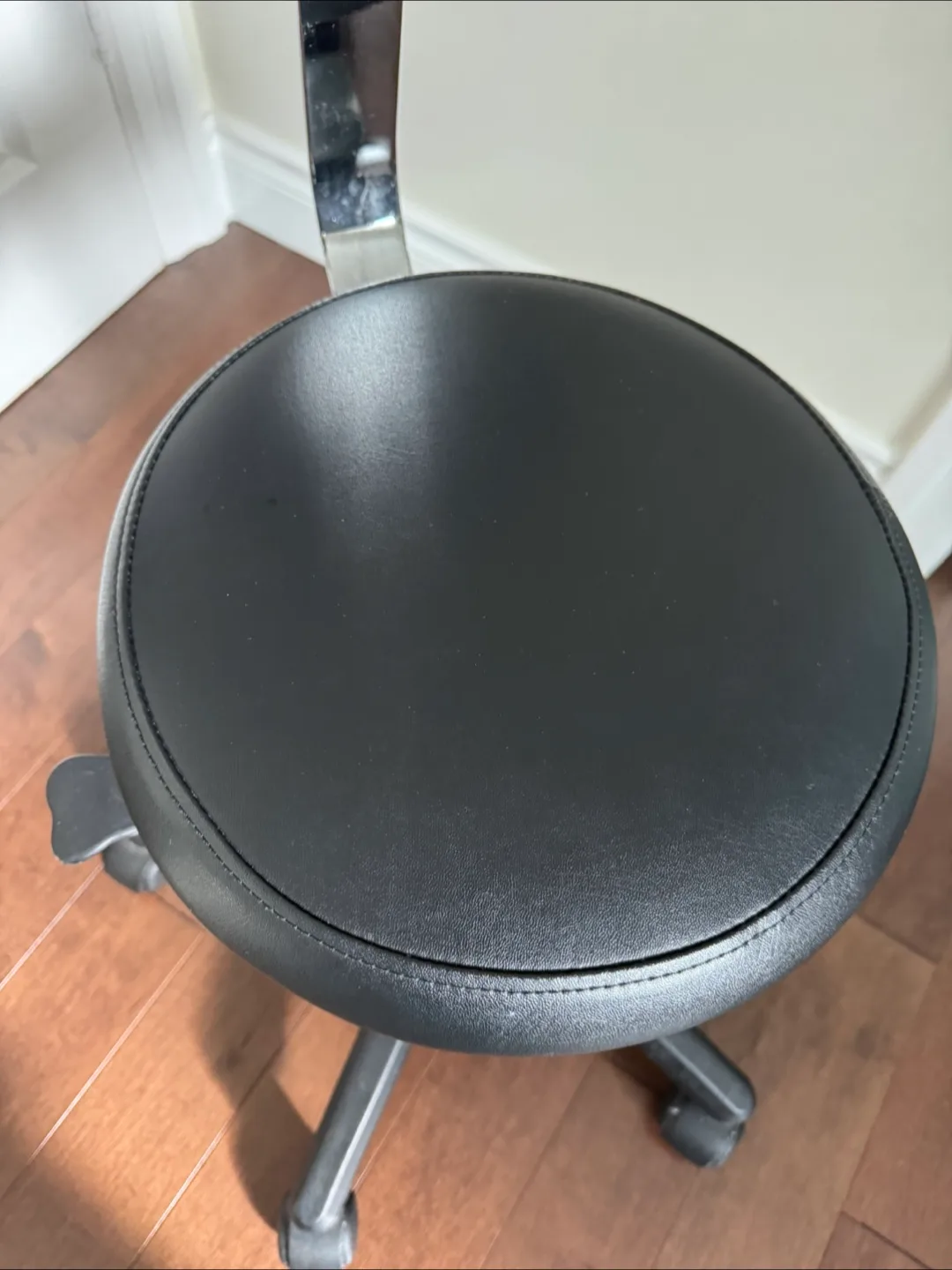 Black Rolling Salon Chair image indicator(3)