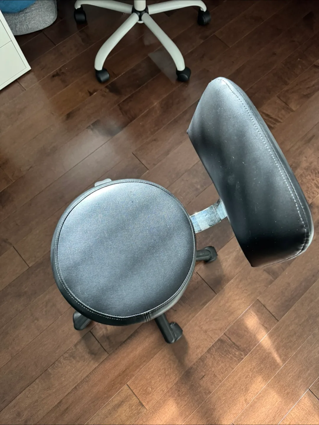 Black Rolling Salon Chair image indicator(2)