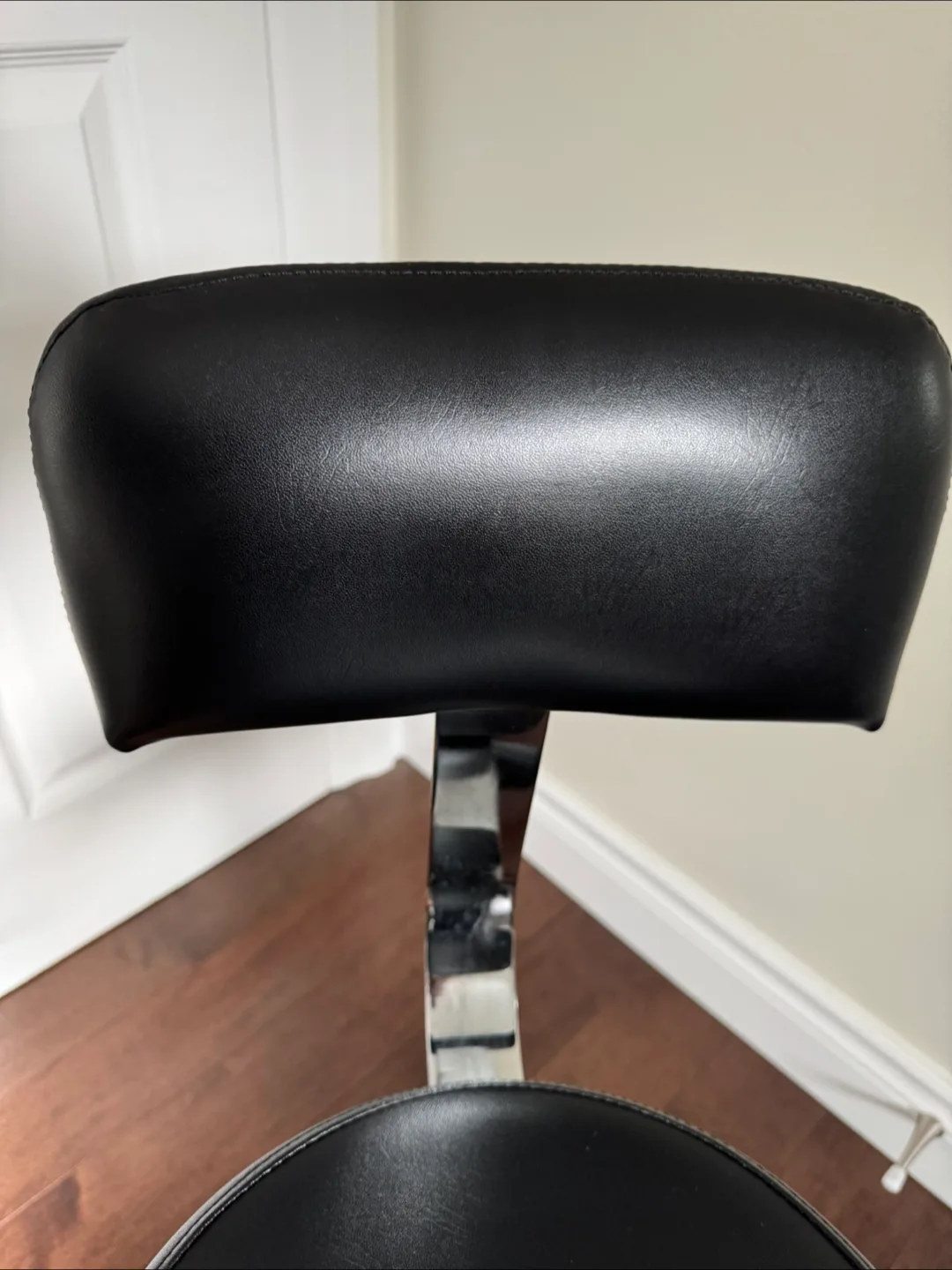 Black Rolling Salon Chair image indicator(4)