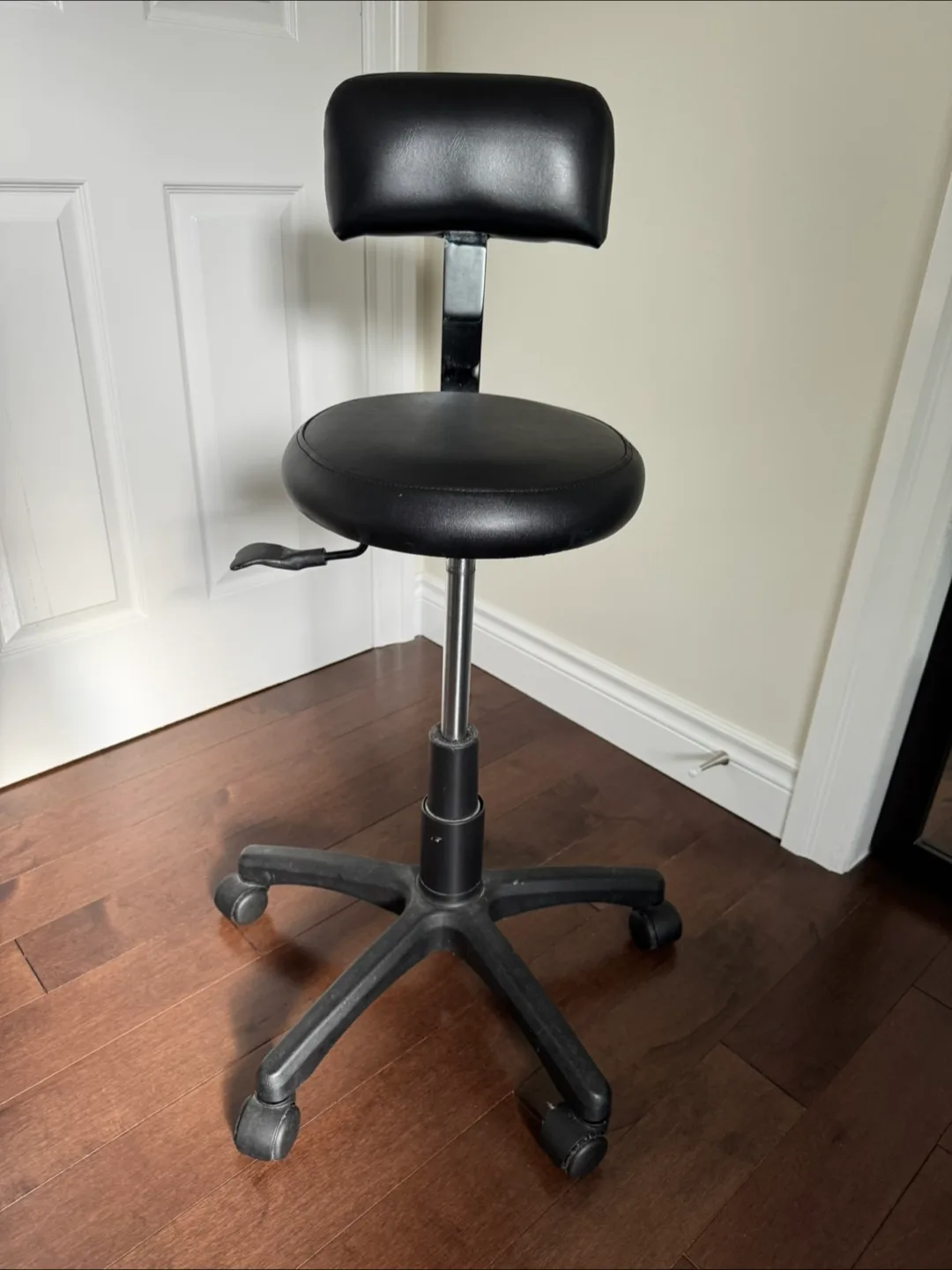 Black Rolling Salon Chair image indicator(6)