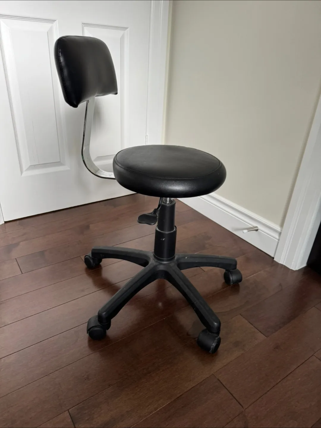 Black Rolling Salon Chair image indicator(7)