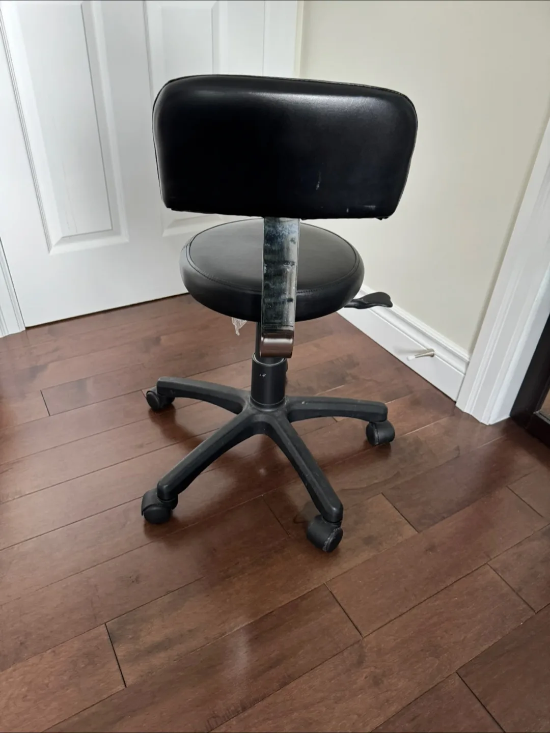 Black Rolling Salon Chair image indicator(8)