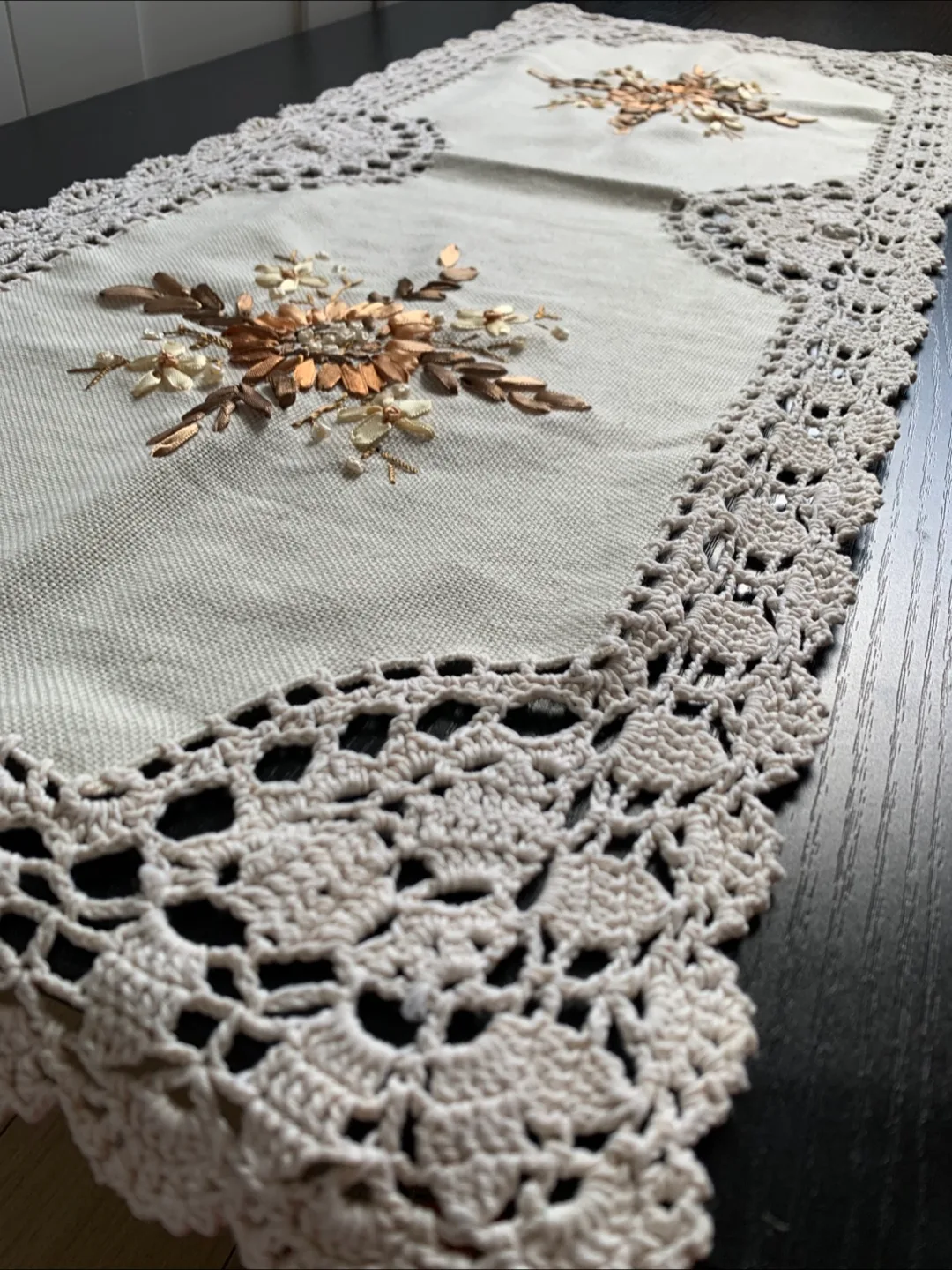 Hand embroidered table runner image indicator(2)