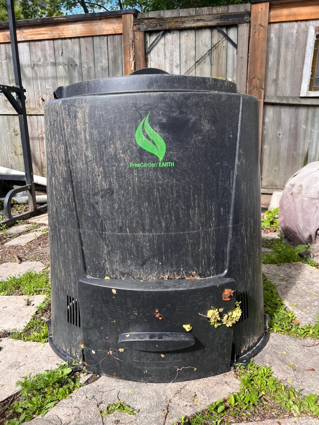 FreeGarden EARTH Compost Bin #Freecycle thumbnail