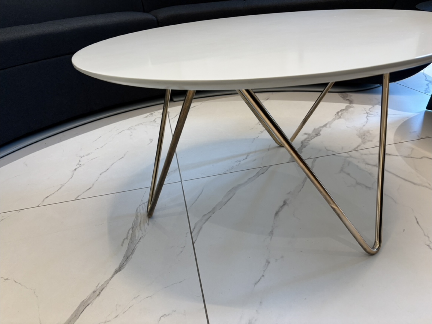 White Round Coffee Table with Legs - photo 4