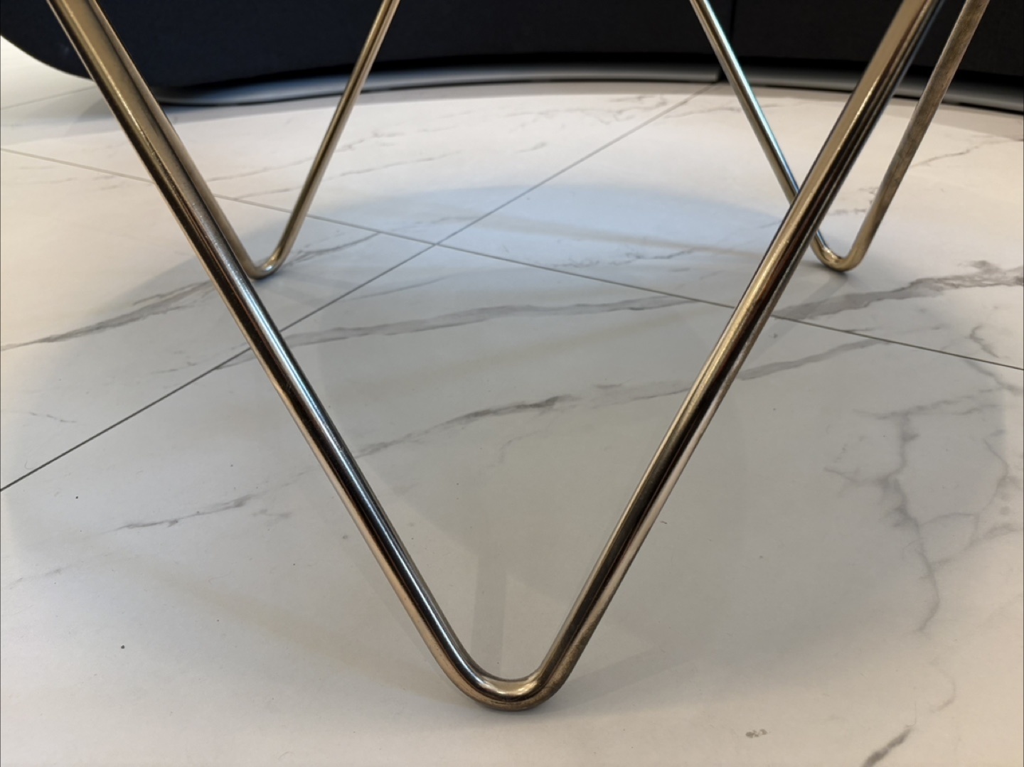 White Round Coffee Table with Legs - photo 5