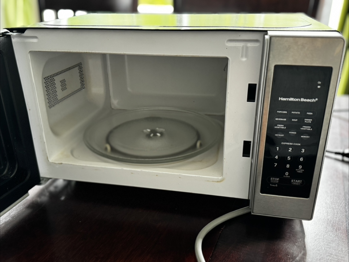 Hamilton Beach EM720CPN-S Microwave 700 watts - photo 3