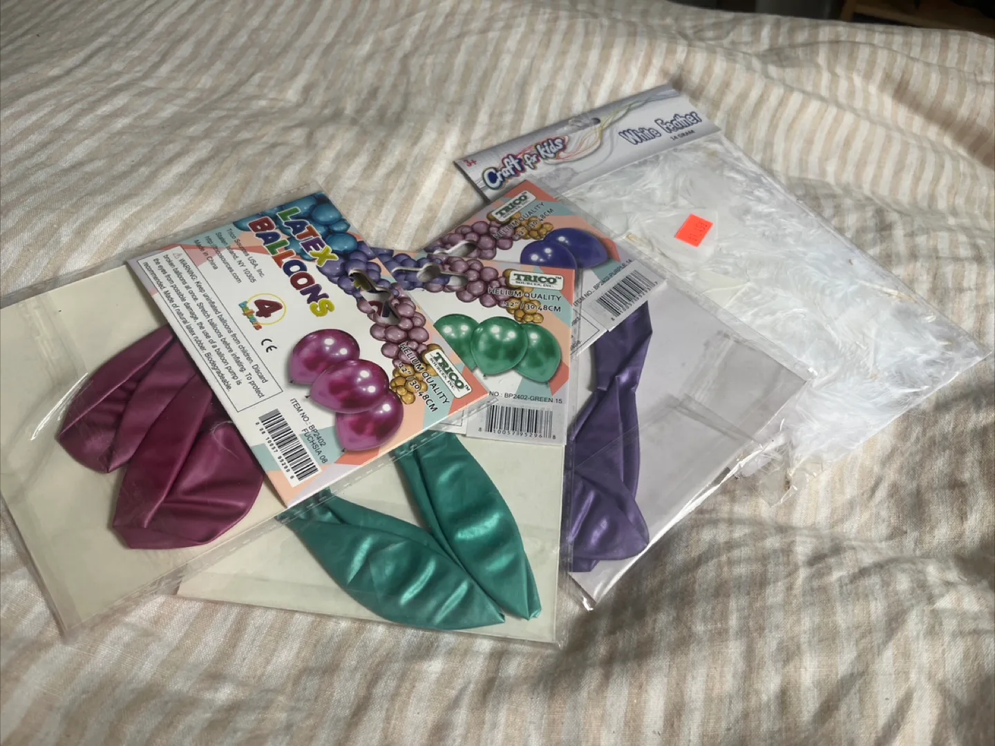 #freecycle Party Supplies Bundle: Balloons & Feathers thumbnail