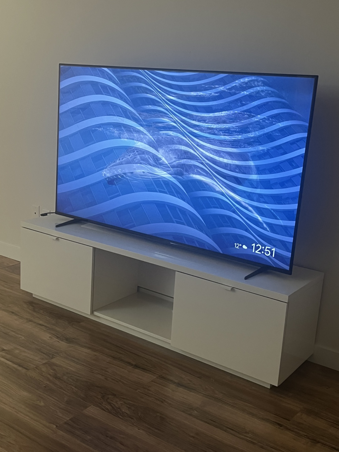 Sony XR-65X90K 65-inch Smart TV and TV bench