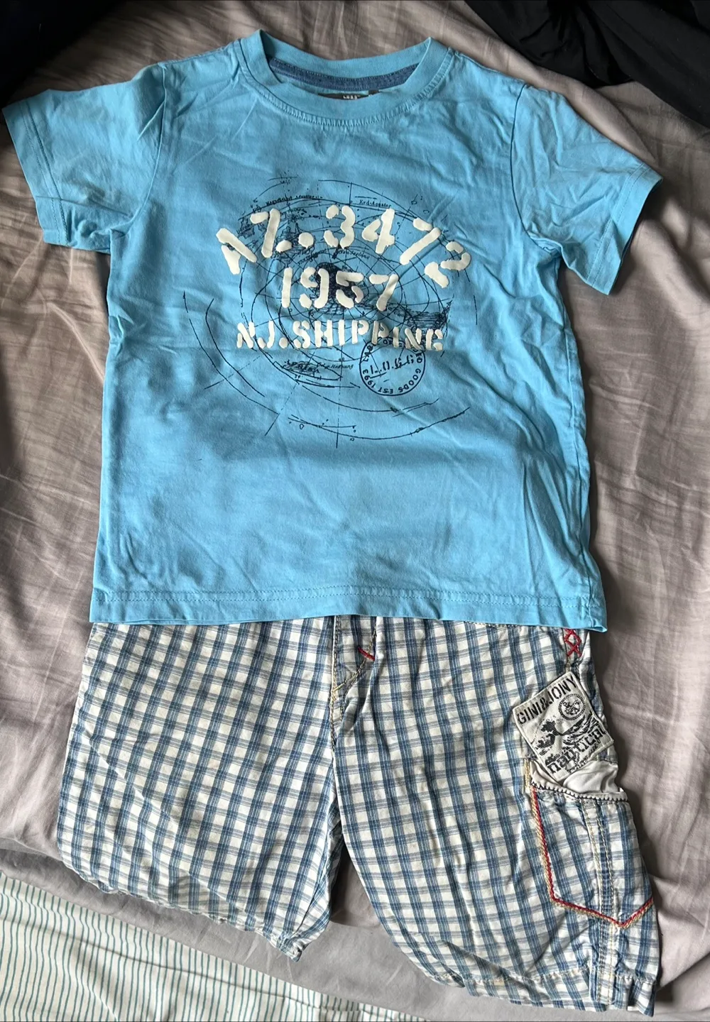Boys' H&M Size 4 Outfit - T-Shirt and Shorts thumbnail
