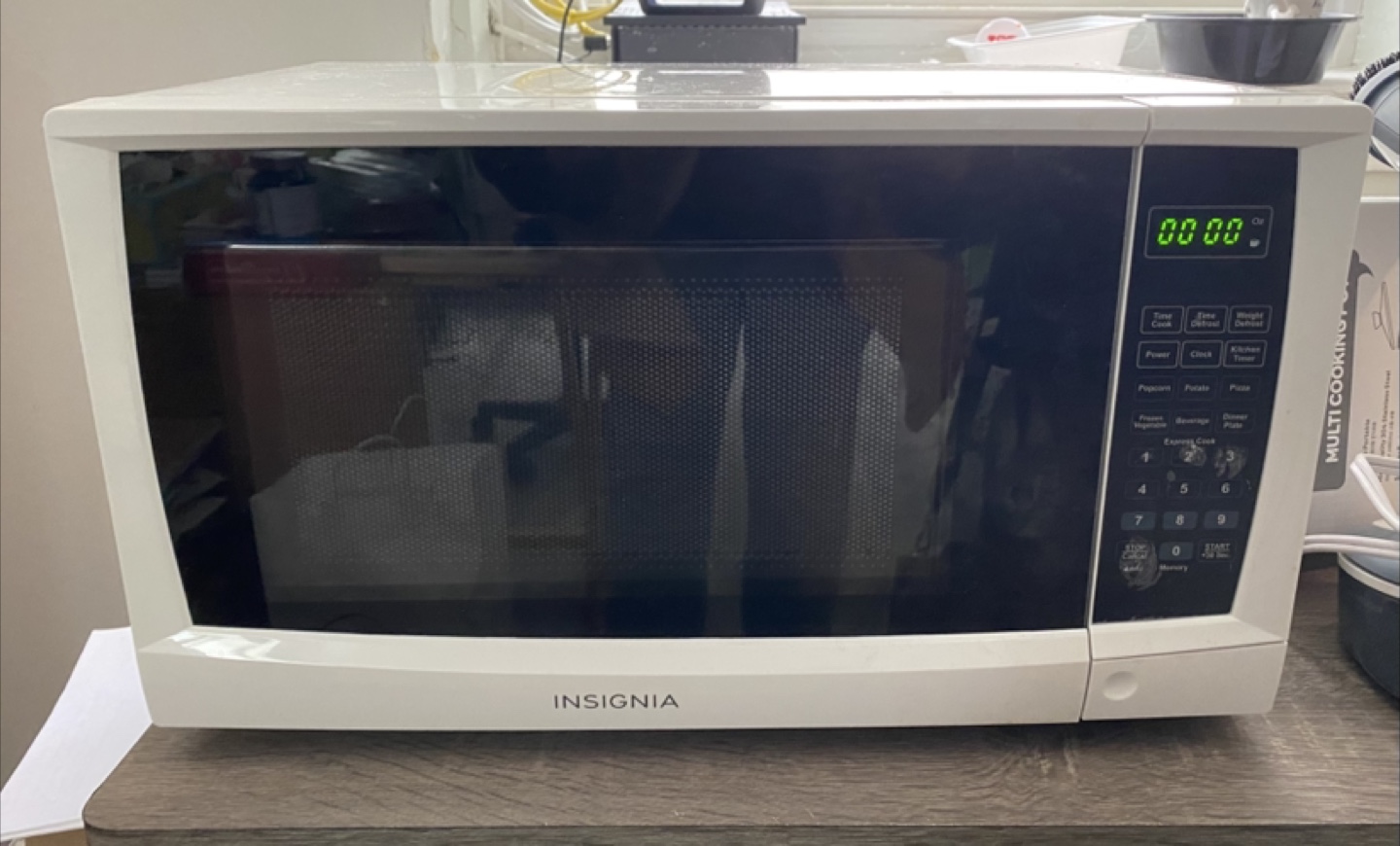 Insignia 700-watt Microwave