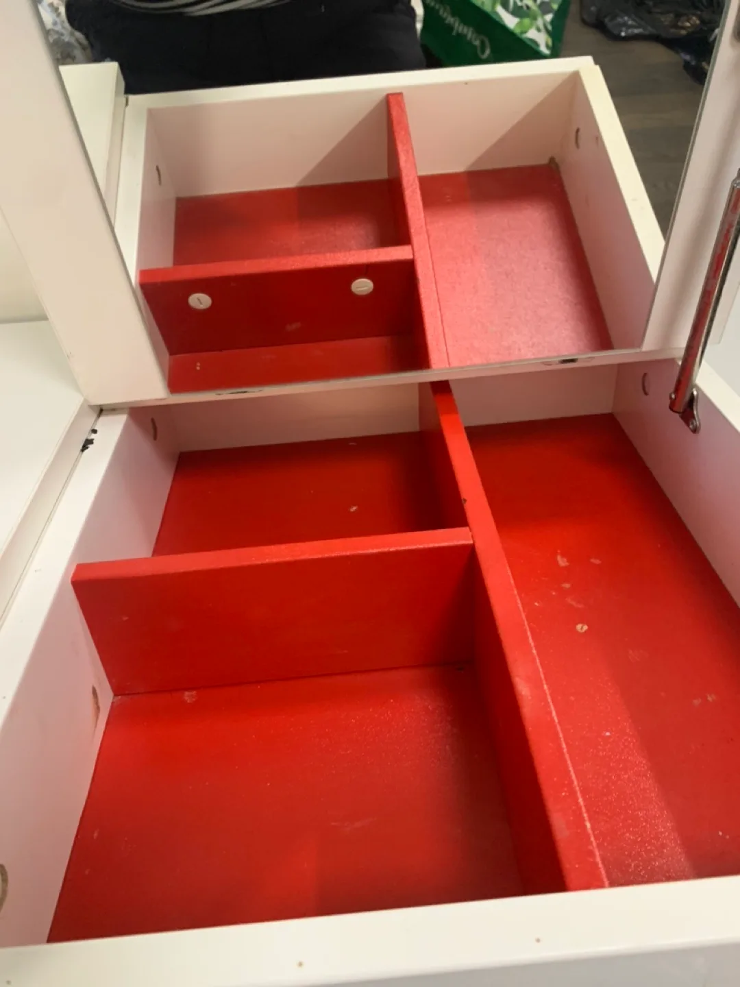 White Make-up vanity with Mirror and Drawers image indicator(2)