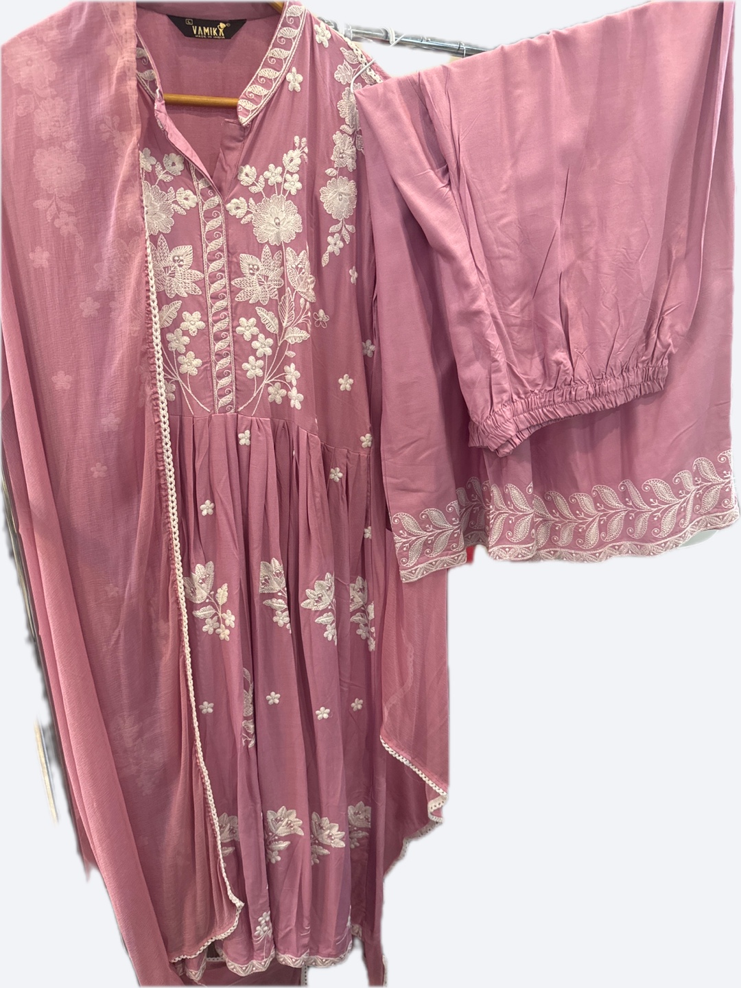 Beautiful mauve embroidered three-piece suit - photo 2