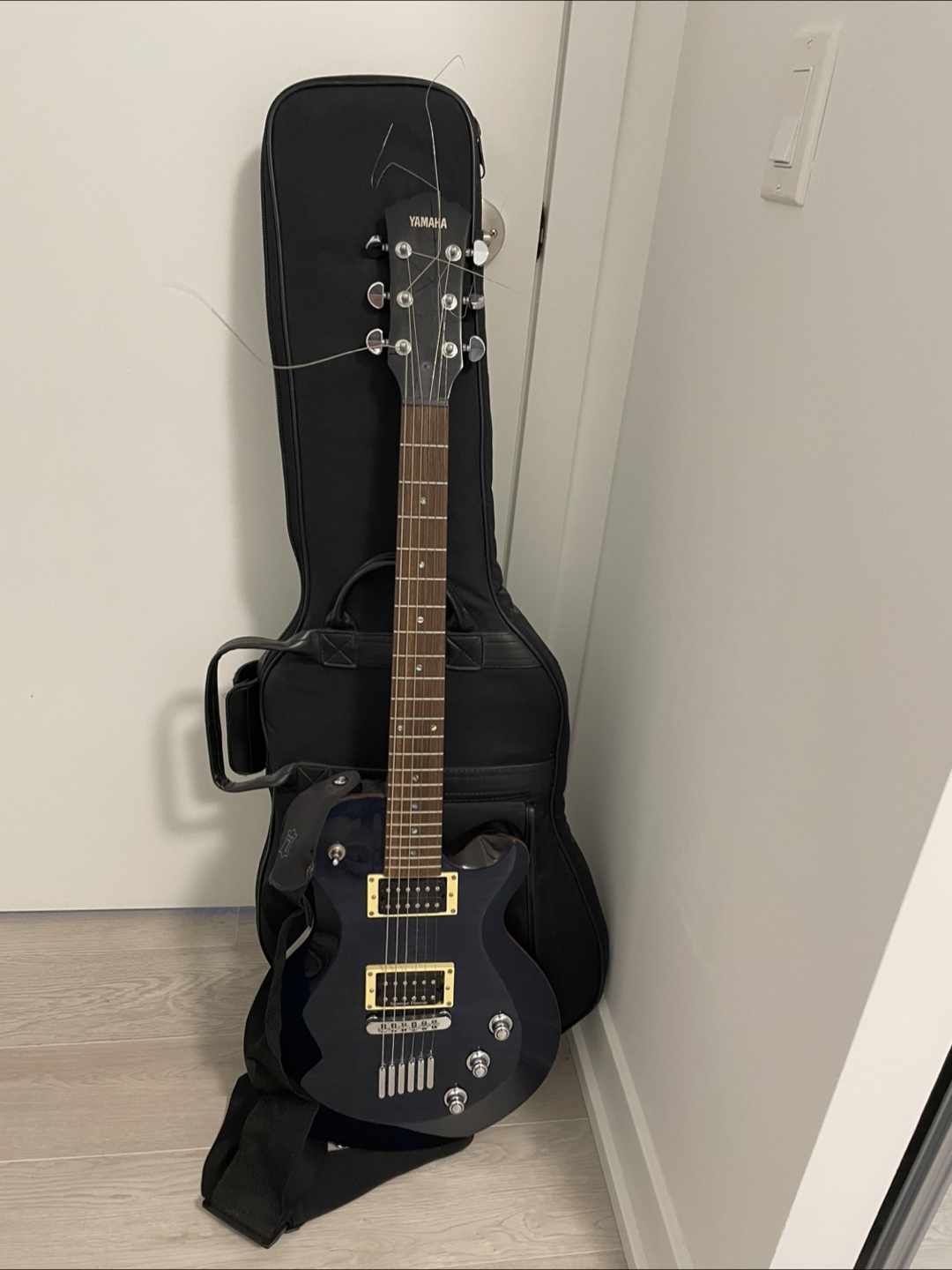 Yamaha AES620 Electric Guitar with case