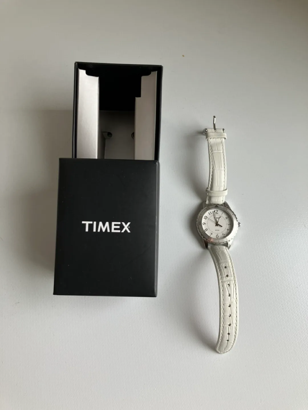 Timex Women's White Leather Watch image indicator(6)