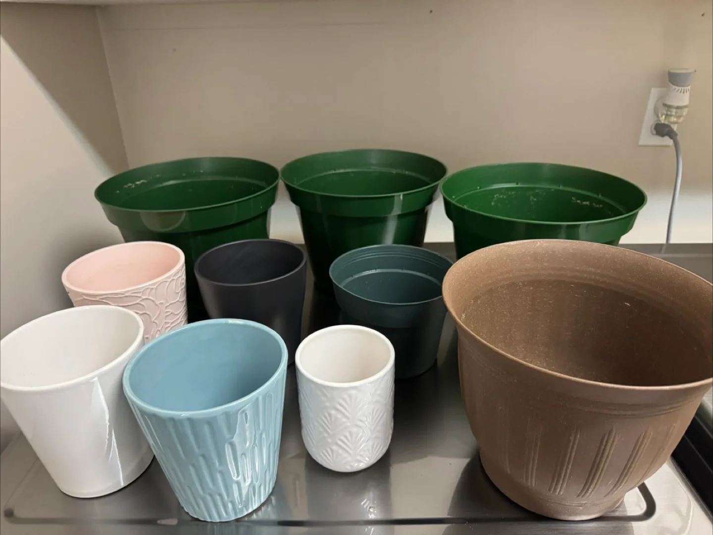 Assorted Plastic & Ceramic Plant Pots - Bulk Lot thumbnail