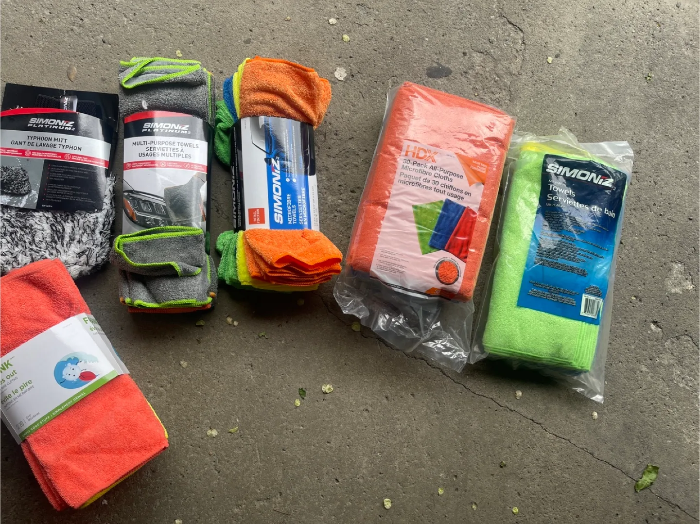 Bulk lot of microfiber cloths and wash mitt thumbnail