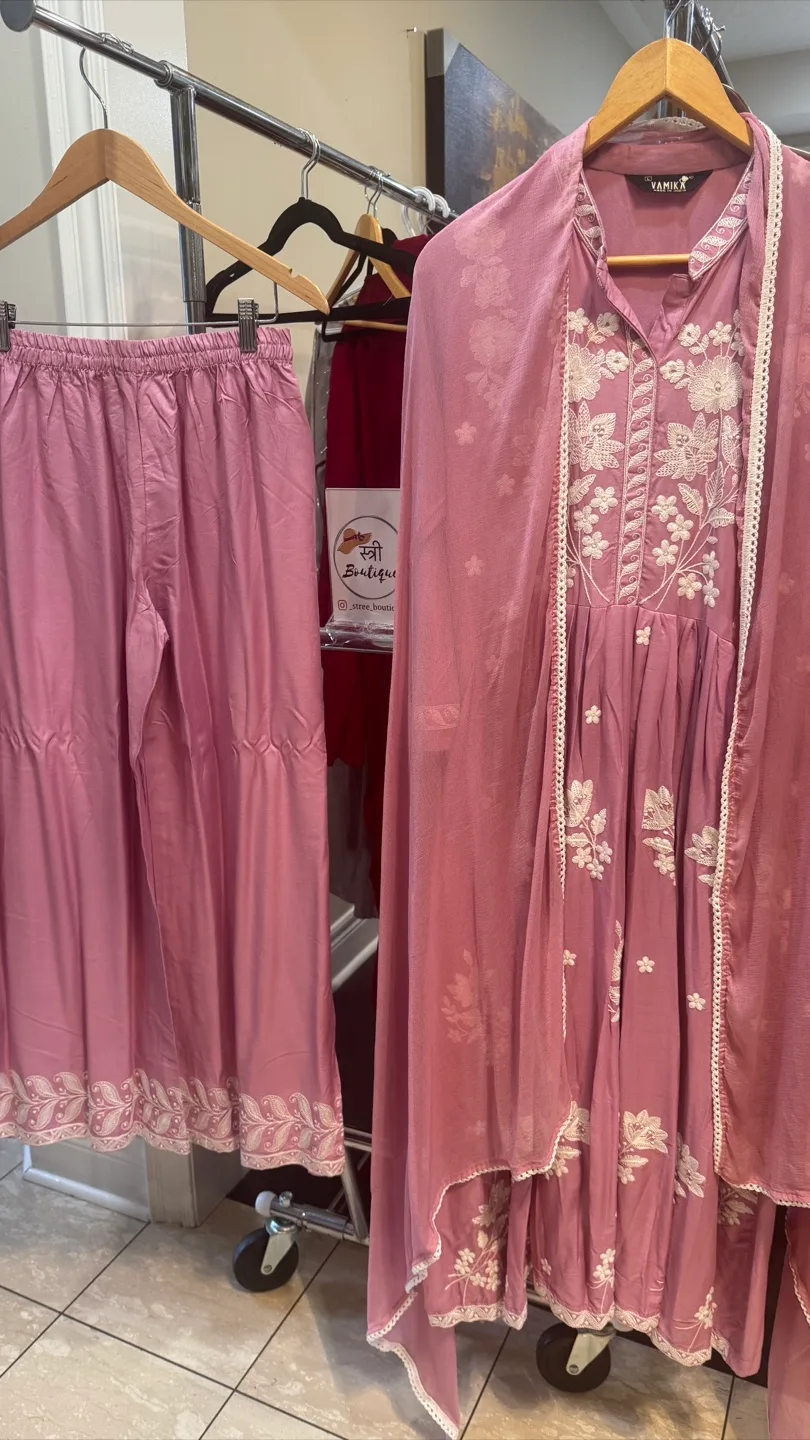 Beautiful embroidered three-piece suit image indicator(3)