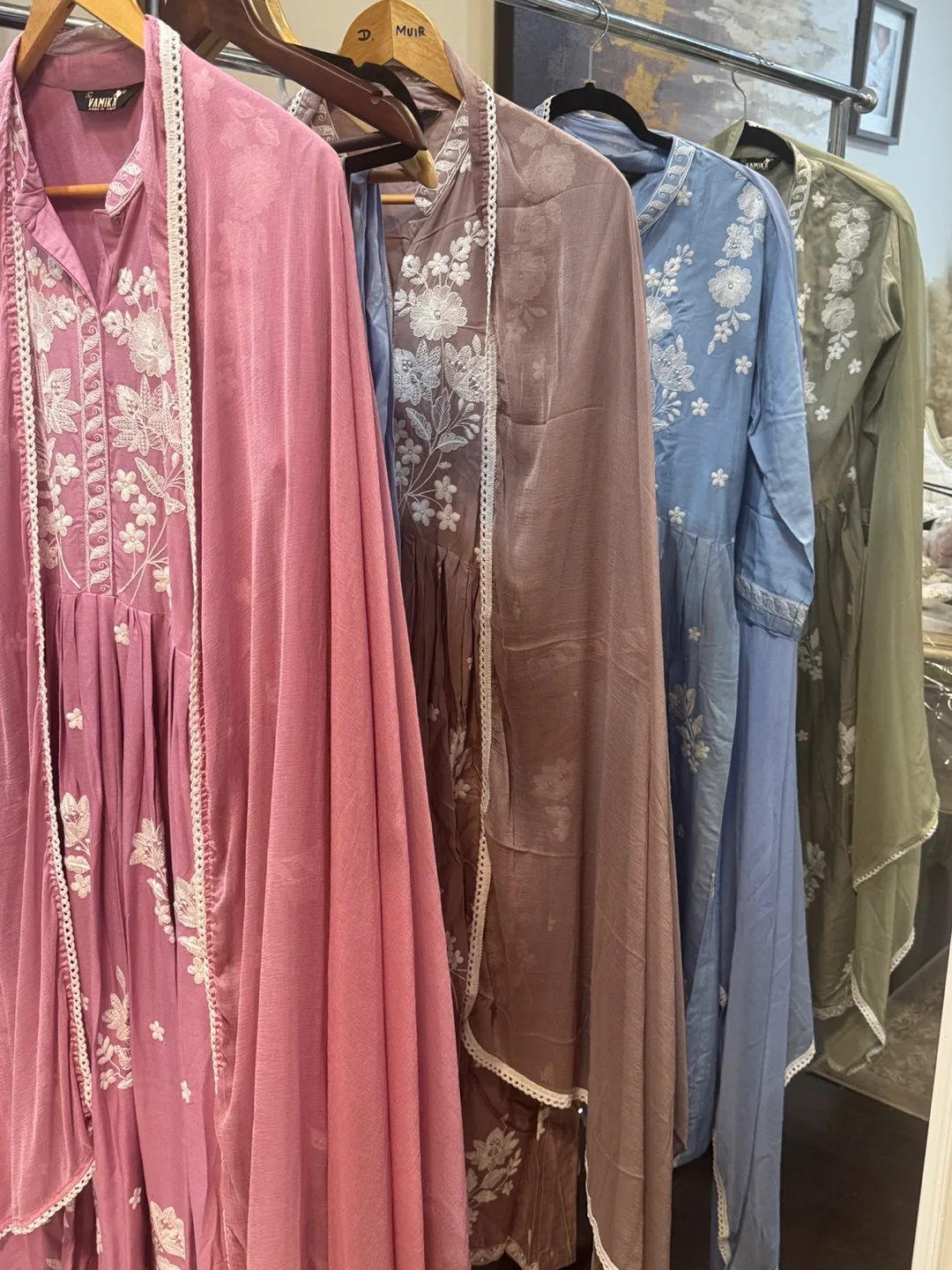 Beautiful embroidered three-piece suit image indicator(2)