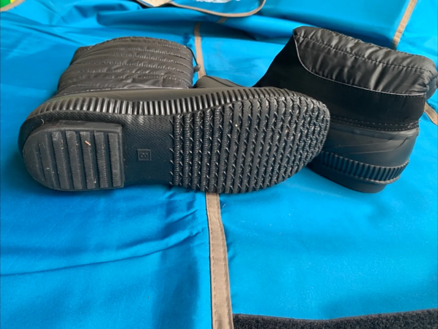 🇨🇦 Women's Black Quilted Winter Boots image indicator(2)