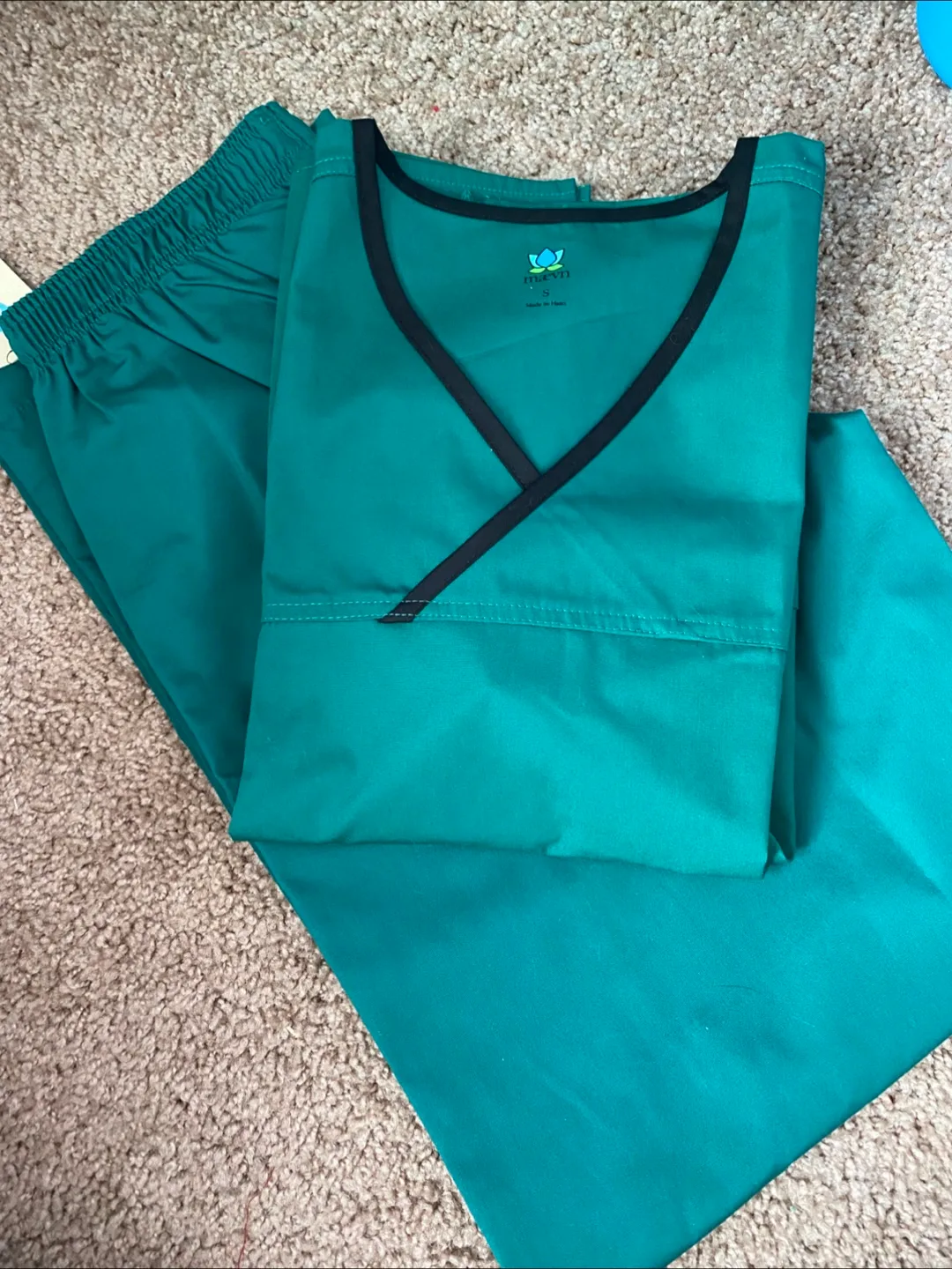 Women's Scrubs Set - Size Small thumbnail