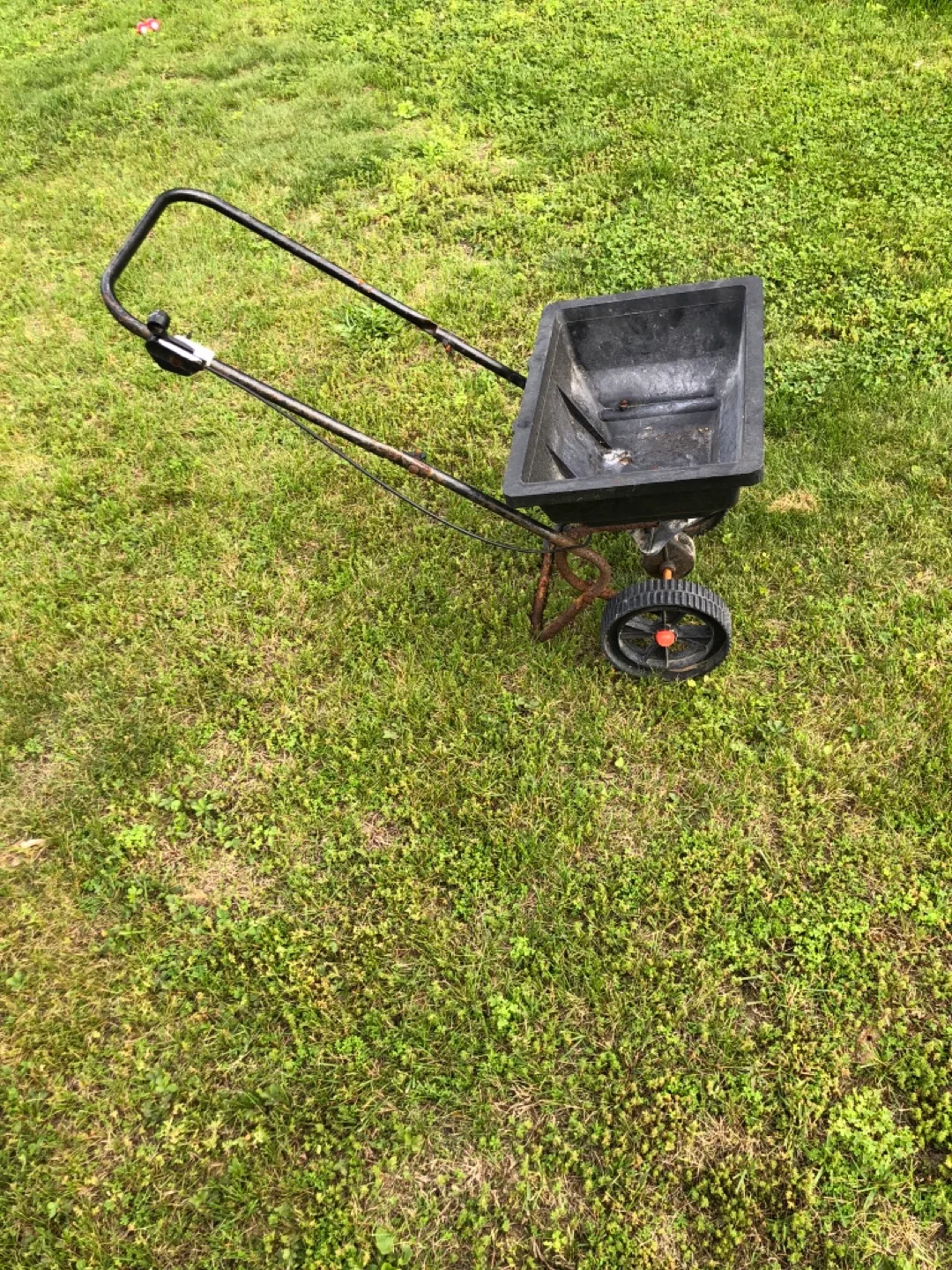 Used Lawn Spreader image indicator(2)