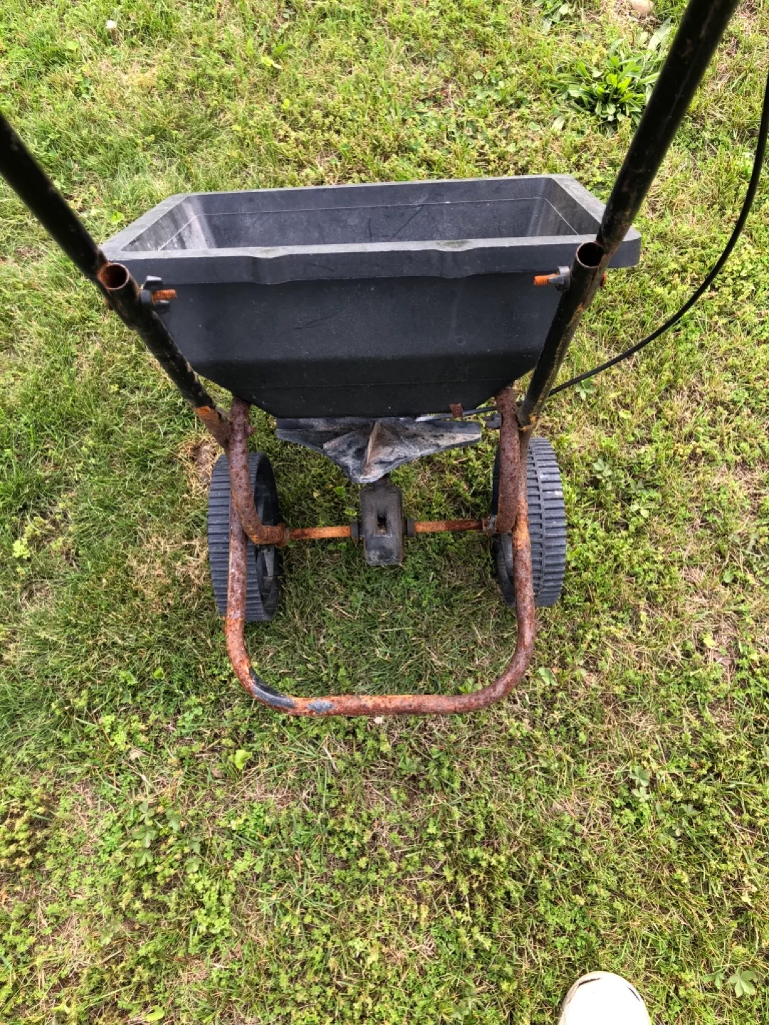 Used Lawn Spreader image indicator(5)