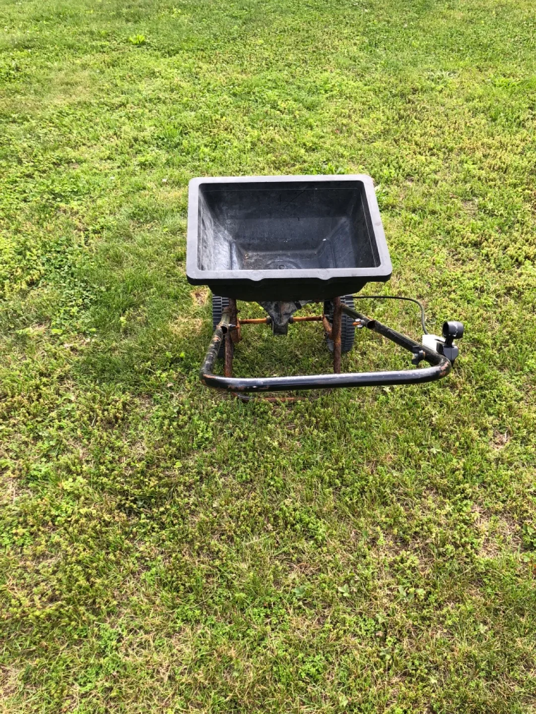 Used Lawn Spreader image indicator(3)