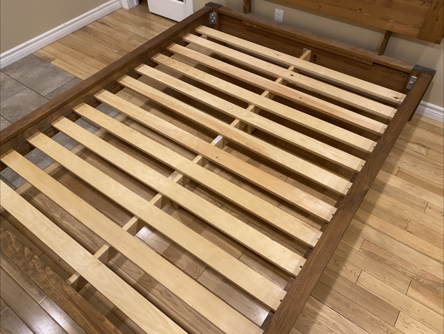 Like New! Queen Size Solid Wood Bed (CAN DELIVER) - photo 3
