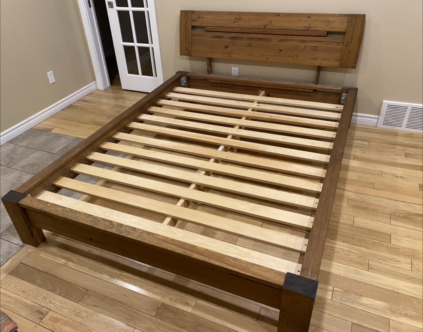 Like New! Queen Size Solid Wood Bed (CAN DELIVER)