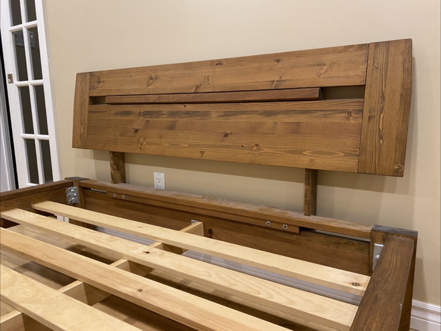 Like New! Queen Size Solid Wood Bed (CAN DELIVER) - photo 4