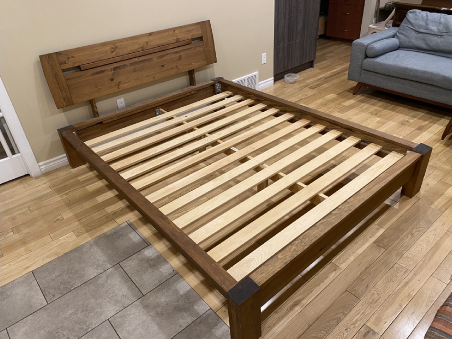 Like New! Queen Size Solid Wood Bed (CAN DELIVER) - photo 5