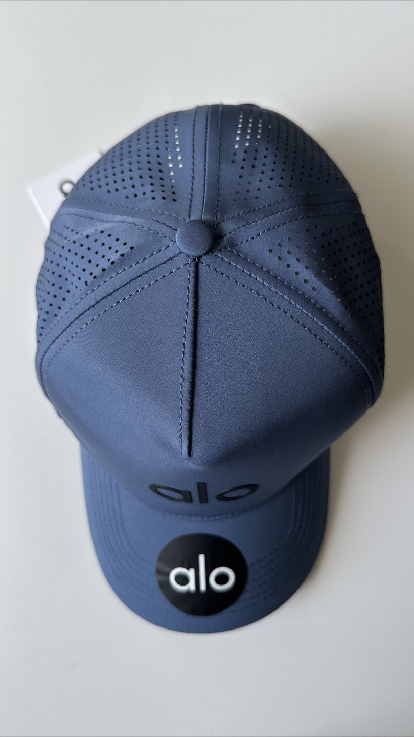 Alo Yoga tucker Cap - Stone gray and black is available