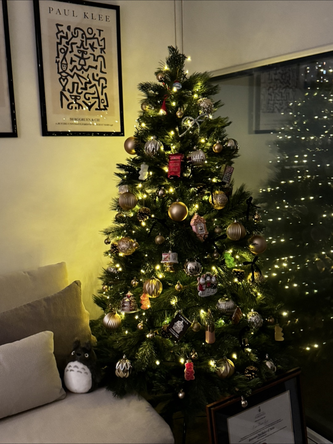 Pre-lit Artificial Christmas Tree (free ornaments!) - photo 3