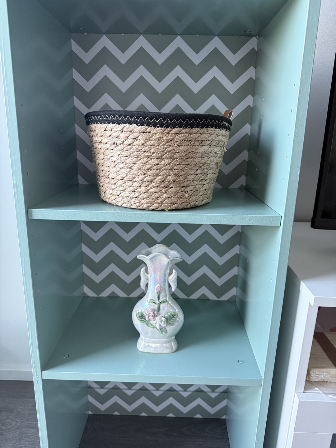Three-shelf bookcase, mint with chevron print - photo 3