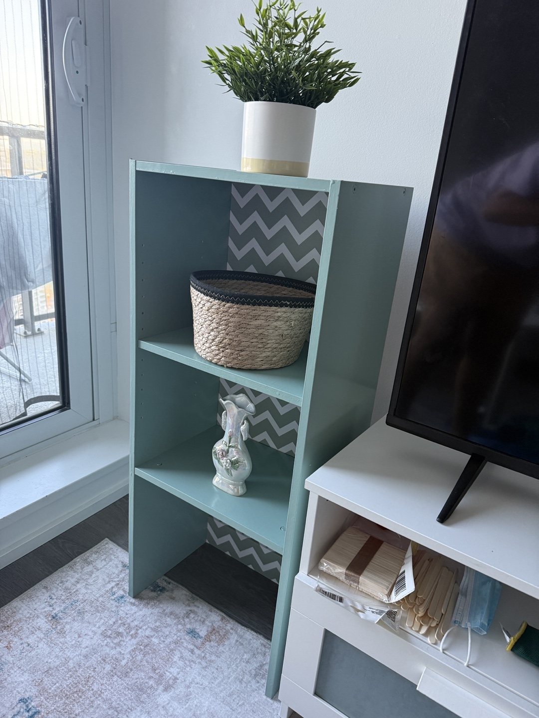 Three-shelf bookcase, mint with chevron print - photo 2