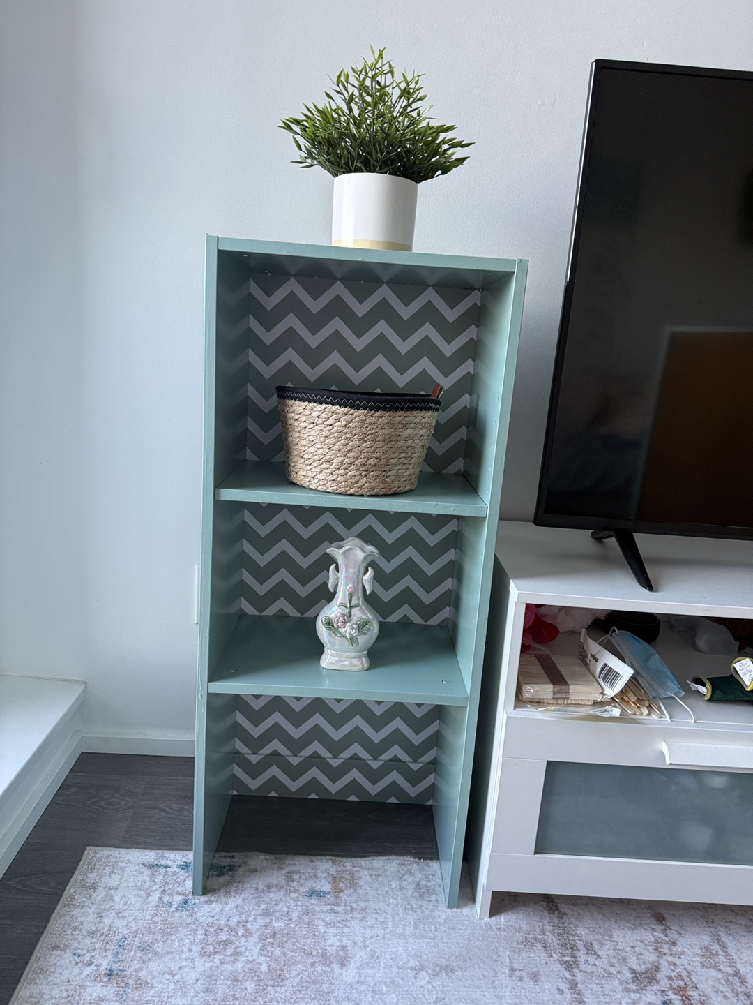 Three-shelf bookcase, mint with chevron print