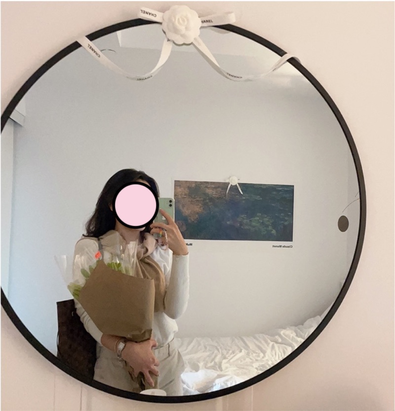 Round mirror (67x70cm)