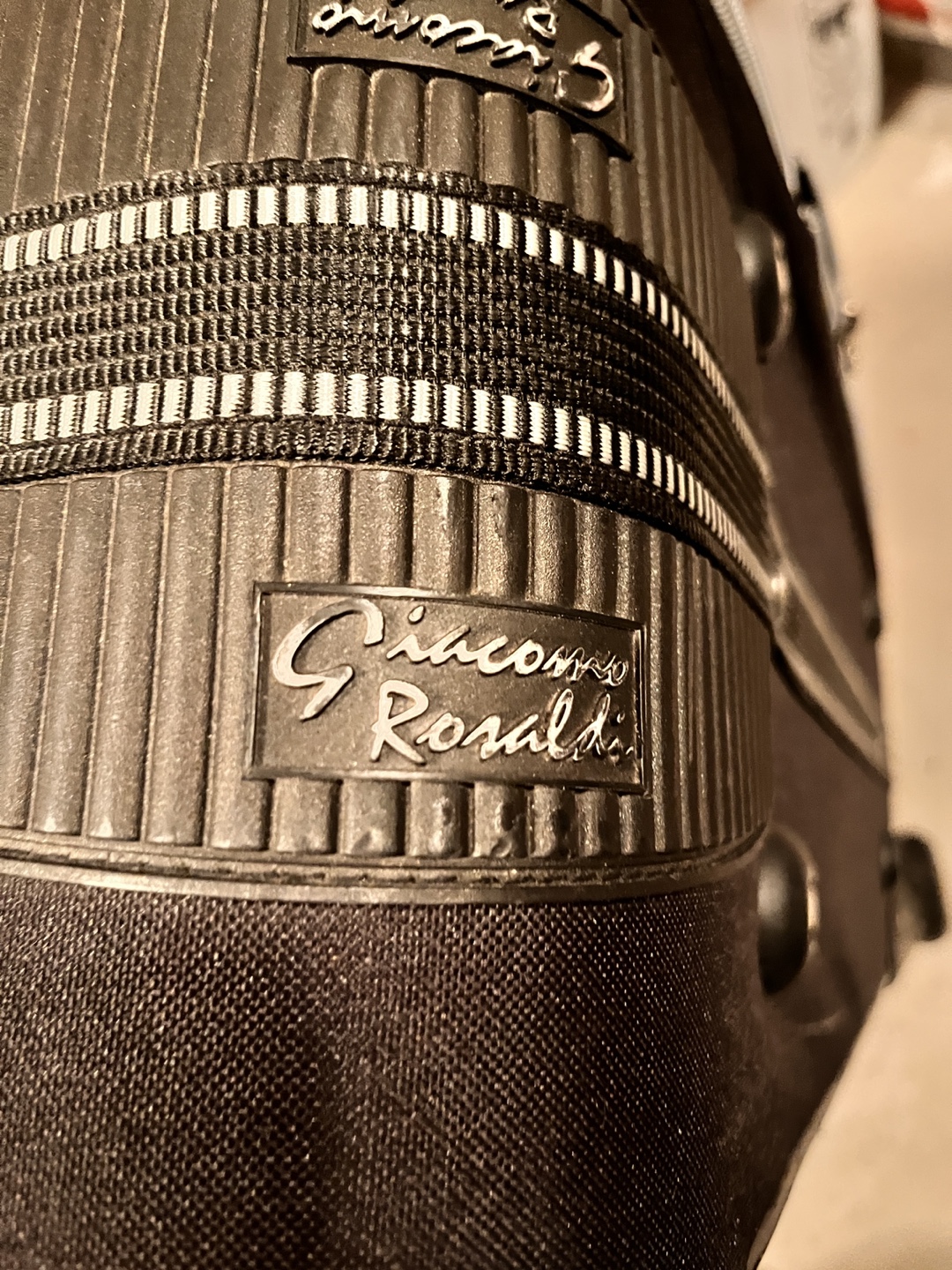 #freecycle Used Giacomo Rosaldi Large Suitcase - photo 3