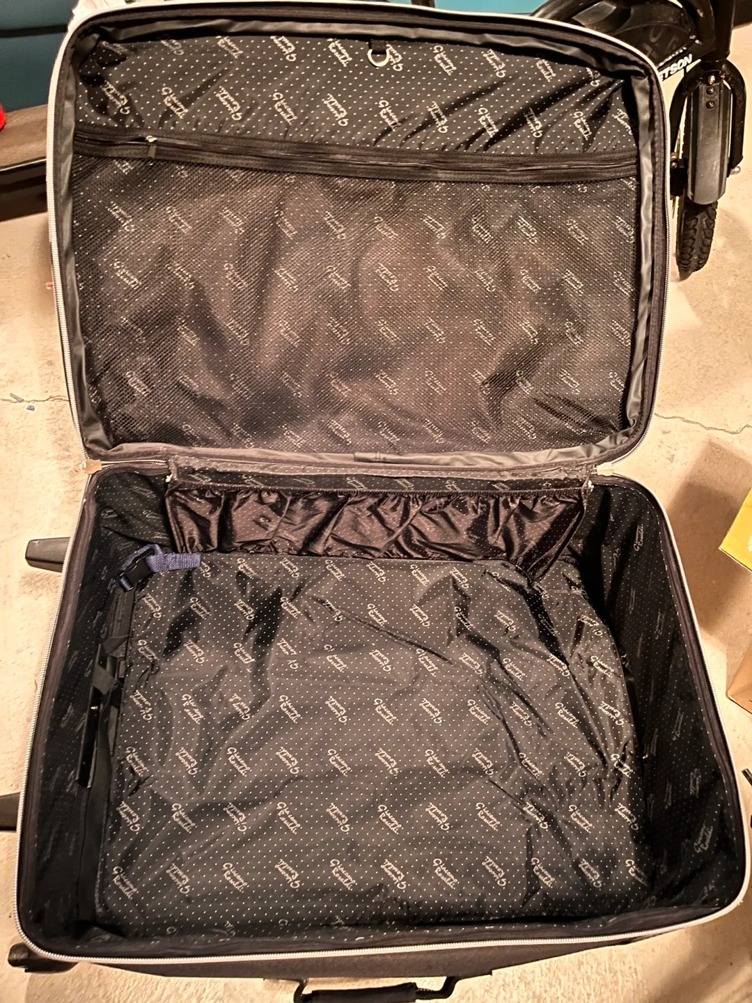 #freecycle Used Giacomo Rosaldi Large Suitcase image indicator(5)