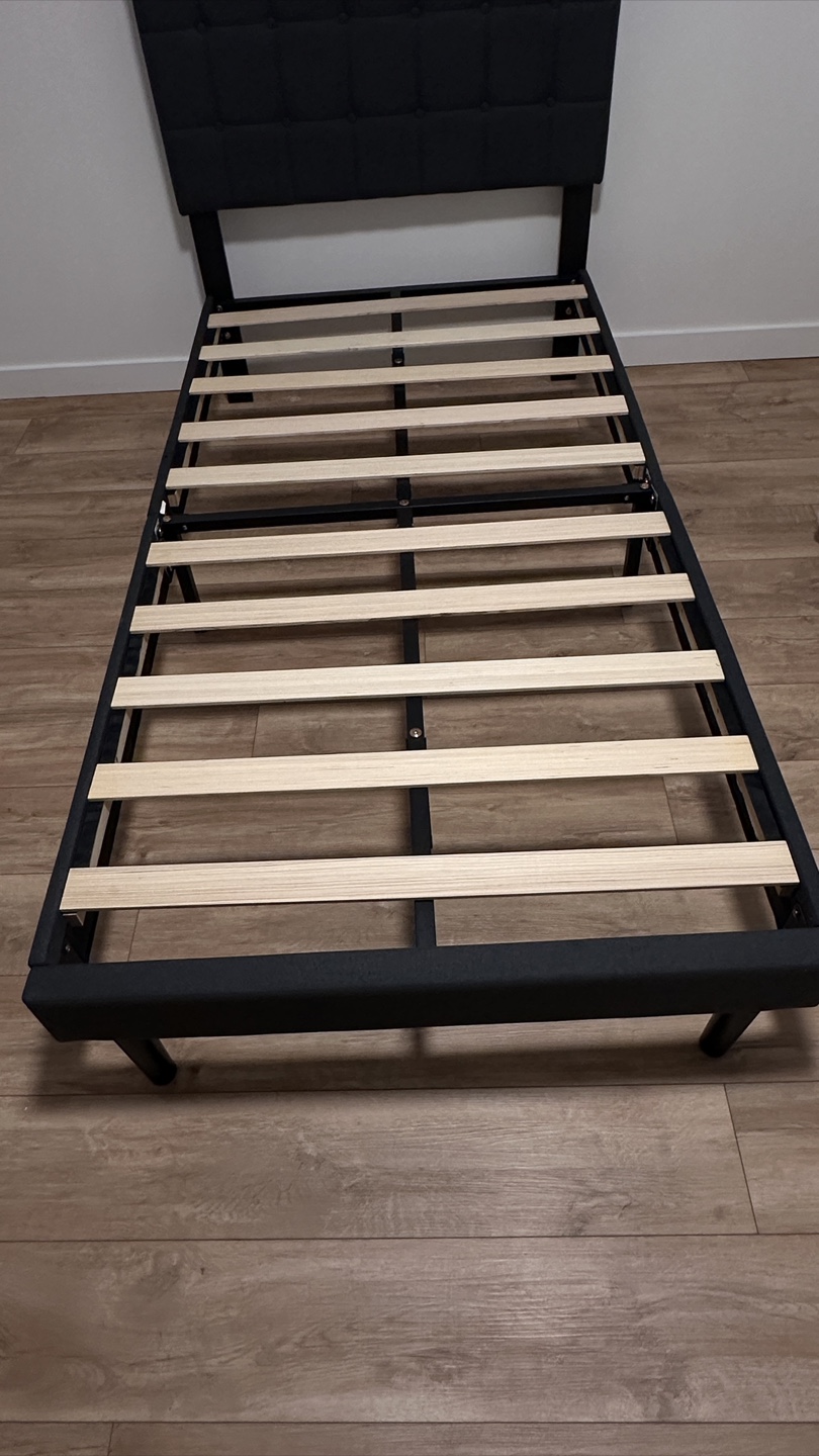Twin sized bed - photo 2