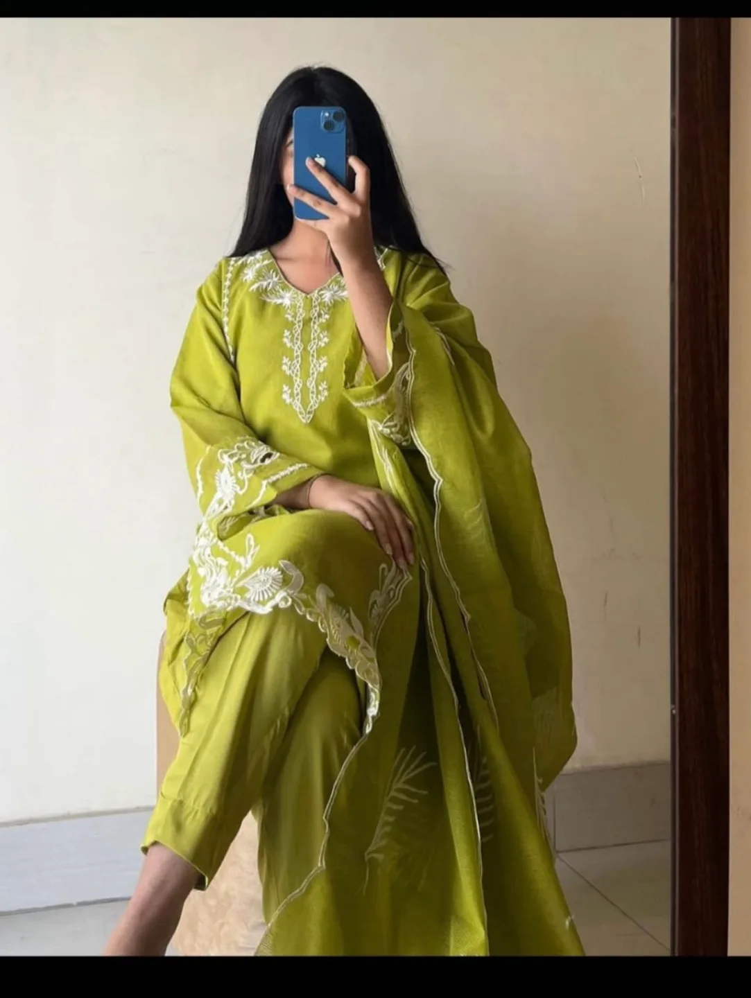 Beautiful embroidered 3-piece suit set thumbnail