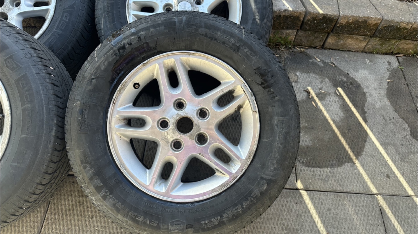 2004 Jeep Grand Cherokee Wheels and Tires - photo 2