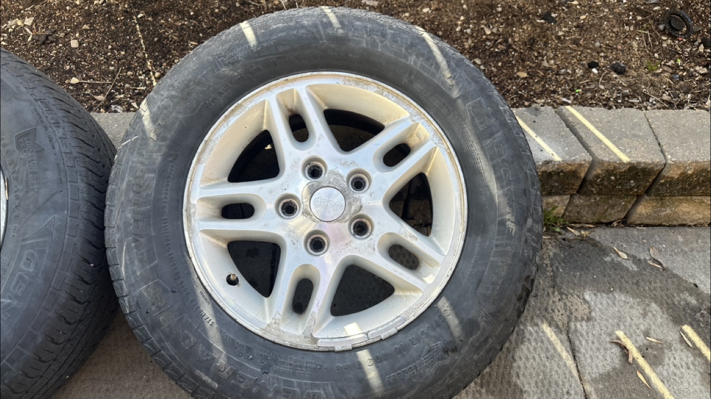 2004 Jeep Grand Cherokee Wheels and Tires - photo 5