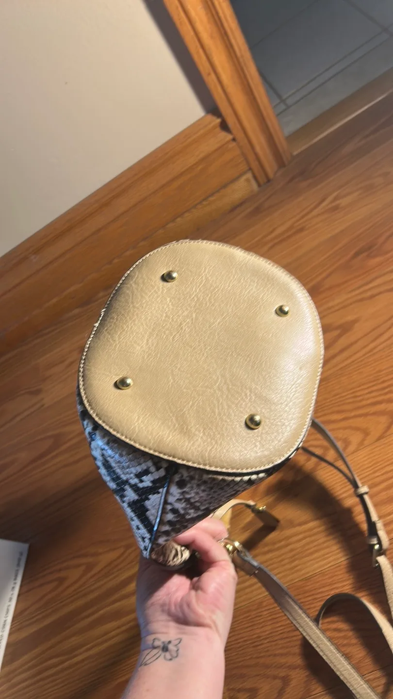 Enzo Angiolini Bucket Bag image indicator(3)