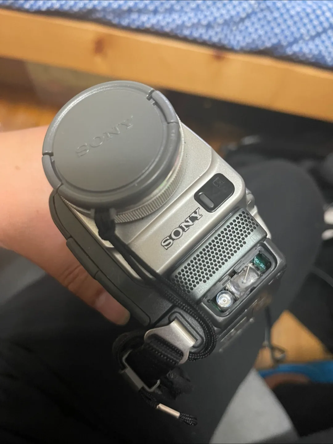 Sony Handycam CCD-TRV22 Digital Video Camera image indicator(4)