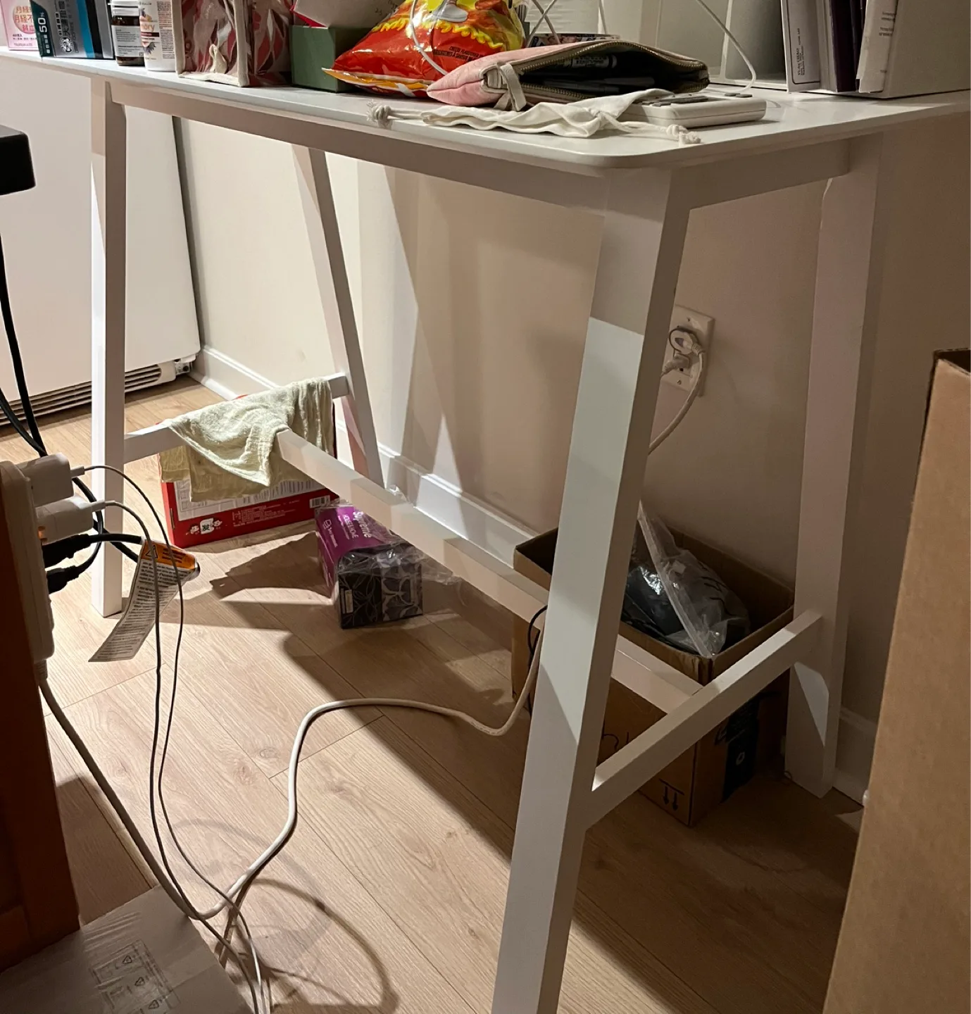 Structube Moxie Bar Table- White image indicator(2)