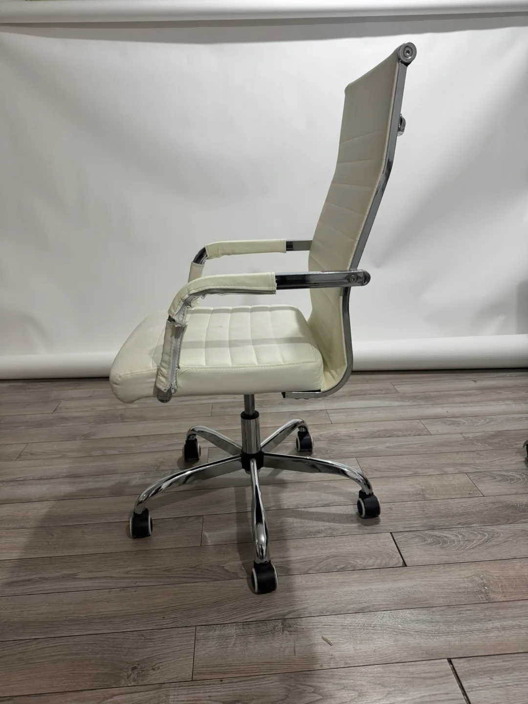 White Leather Office Chair image indicator(2)